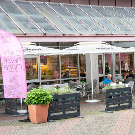 Café Piazza Maria vor dem Hauptgebäude des Marienhospitals Stuttgart