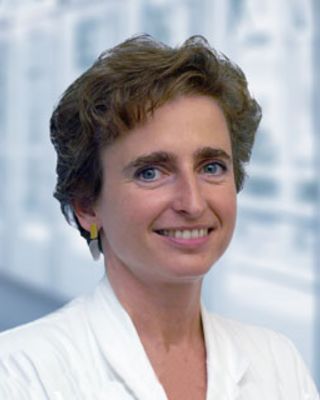 Dr. med. Csilla Weber-Tumbass, leitende Oberärztin der Klinik für Anästesiologie, operative Intensivmedizin und Schmerzmedizin am Marienhospital Stuttgart