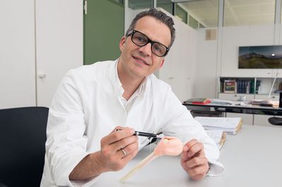 Demonstriert den Schulteraufbau an einem Modell: Chefarzt Prof. Ulrich Liener