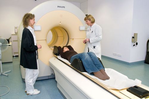 Eine Patientin wird auf die Untersuchung im PET/CT-Gerät vorbereitet