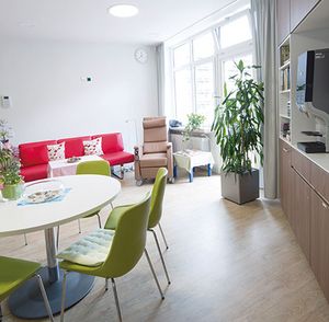 Modern gestalteter Aufenthaltsbereich mit Küchenzeile