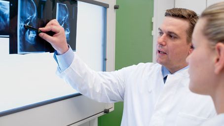 Zwei Ärzte betrachten eine Röntgenaufnahme