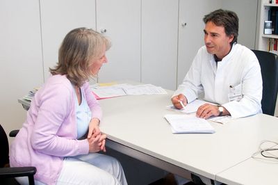 Im Untersuchungsgespräch: Chefarzt Dr. Hofmann und eine Patientin