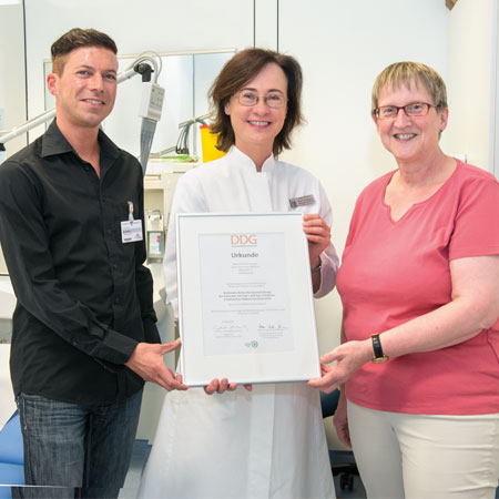 Erfolgreich als Behandlungseinrichtung für Diabetes zertifiziert: Chefärztin Prof. Kellerer (Mitte) sowie die Diabetesberater Brigitte Rößle (rechts) und Marco Beffert (links)