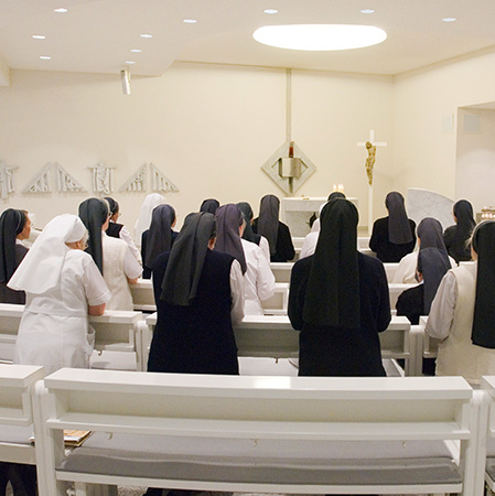 Die Schwestern beten in der Kapelle des Marienhospitals