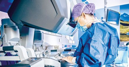 Professor Dr. Carina Riediger steuert präzise die Instrumente an der da Vinci-Konsole Professor Dr. Carina Riediger steuert präzise die Instrumente an der da Vinci-Konsole