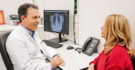 Privatdozent Dr. Manfred Hofmann ist &Auml;rztlicher Direktor der Klinik f&uuml;r Gyn&auml;kologie und Geburtshilfe am Marienhospital und leitet das interdisziplin&auml;re Brustzentrum im Haus