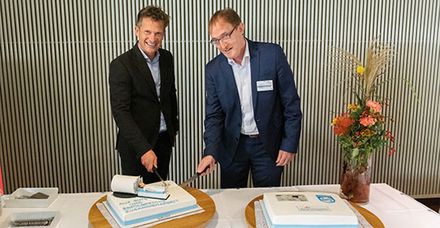Geburtstagstorte in Form eines Philips-MRT-Geräts. Angeschnitten wurde sie von Heiko Borwieck (li., Philips) und Marienhospital-Geschäftsführer Markus Mord