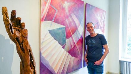 Der K&uuml;nstler Ruben Wetterau mit seinen Werken