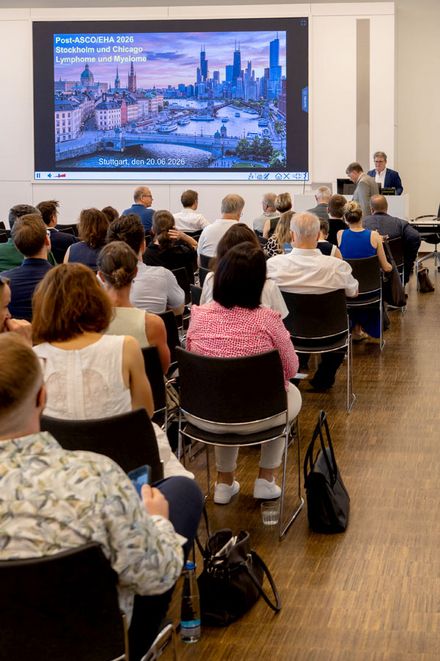 ASCO-Highlights 2026: &Uuml;ber 130 Fachleute diskutierten aktuelle Durchbr&uuml;che in der Krebsmedizin (am Rednerpult: Veranstaltungsleiter PD Dr. Christian-Friedrich Jehn)