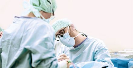 Präzisionsarbeit: Dr. Sebastian Haack bei einer Nasenoperation 