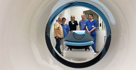 Freuen sich &uuml;ber das neue Ger&auml;t (v. l. n. re.): Thomas Forster, Projektleitung Bau, Anita Hahn,  leitende MTRA, Laura Schatz, MIT-Projektmanagement,  Prof. Dr. Markus Z&auml;hringer, Oberarzt Dr. Fridolin Tr&ouml;ster