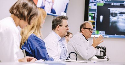 Interdisziplinärer Austausch auf der Tumorkonferenz: Bei den wöchentlichen  Fallbesprechungen sind beide Häuser vertreten (Bild: Tobias Grosser)