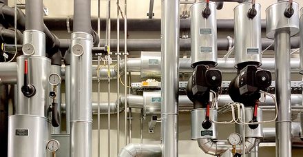 ... bis hin zum K&auml;lteverteiler in der untersten Geb&auml;udeebene