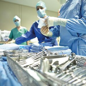 Der Umgang mit medizinisch-technischen Geräten ist ein Bestandteil der Aufgaben von Operationstechnischen Assistenten