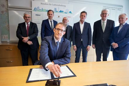 Geschäftsführer des Marienhospitals Markus Mord beim Unterzeichnen des Bündnisvertrags