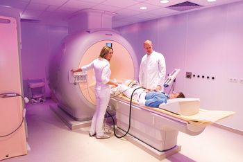 Medizinische Technologen für Radiologie arbeiten mit modernsten Großgeräten