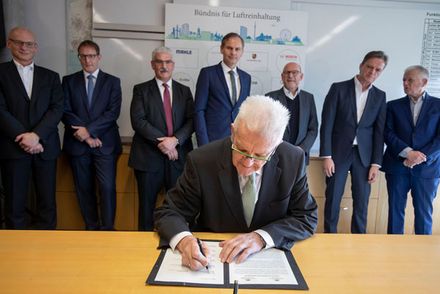 Ministerpräsident Winfried Kretschmann beim Unterzeichnen des Bündnisvertrags