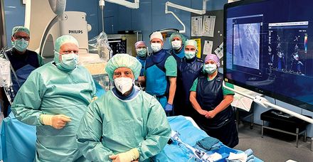 Leitender Arzt Dr. Thomas Güthe (li. vorn) und Oberarzt Dr. Heiko Klein (re. vorn) sind ein eingespieltes Team und Experten auf dem Gebiet der minimalinvasiven Herzkatheterbehandlung