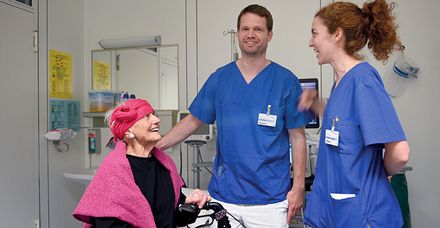 Patientin Vera Winkler mit den Ober&auml;rzten Mariona Planas Laplana (re.) und Dr. Martin Braun