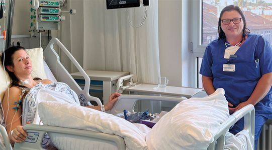 Gespräche fördern die Genesung: Stationsleitung Jessica Ziegler-Freymuth spricht mit einer Patientin vor deren Verlegung auf die Normalstation