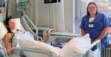 Gespr&auml;che f&ouml;rdern die Genesung: Stationsleitung Jessica Ziegler-Freymuth spricht mit einer Patientin vor deren Verlegung auf die Normalstation