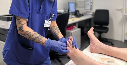 Beim Verbandwechsel wird mit höchster Sorgfalt gearbeitet, um die Wundheilung optimal zu unterstützen Beim Verbandwechsel wird mit höchster Sorgfalt gearbeitet, um die Wundheilung optimal zu unterstützen