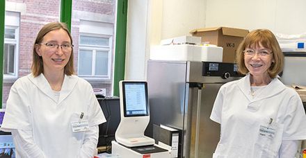 Dr. Anja Zobel (links) und Privatdozentin Dr. Michaela Ott in der Pathologie des Marienhospitals Stuttgart