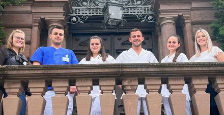 Sie wurden freudig begrüßt: die vier neuen Pflegefachkräfte (Mitte) aus Serbien und dem Kosovo (recht und links außen die Betreuer vom Marienhospital) Sie wurden freudig begrüßt: die vier neuen Pflegefachkräfte (Mitte) aus Serbien und dem Kosovo (recht und links außen die Betreuer vom Marienhospital)