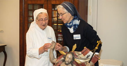 Tradition trifft Tatkraft: Auch ganz handfeste Aufgaben gehören zu den Tätigkeiten der Oberin Sr. Anna Maria Bieg – so etwa, wenn nach Himmelfahrt die Jesusfigur wieder aus dem Refektor verschwindet Tradition trifft Tatkraft: Auch ganz handfeste Aufgaben gehören zu den Tätigkeiten der Oberin Sr. Anna Maria Bieg – so etwa, wenn nach Himmelfahrt die Jesusfigur wieder aus dem Refektor verschwindet