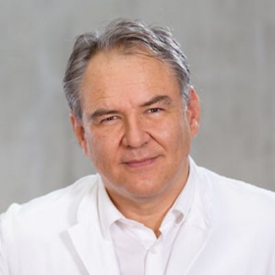 Univ.-Doz. Dr. med. univ. Thomas Schoeller, Ärztlicher Direktor der Klinik für Hand-, Mikro- und rekonstruktive Brustchirurgie am Marienhospital Stuttgart