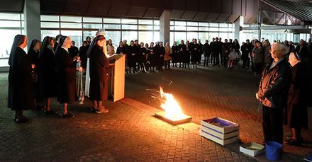 Das Osterfeuer auf der Piazza Maria