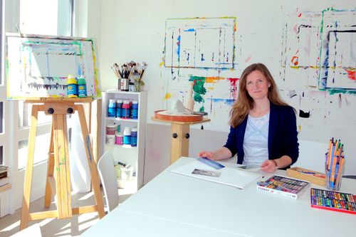 Svenja Geiß inmitten des Kunsttherapieraums. Dort stehen verschiedenste Materialien zur freien Verfügung bereit