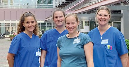 Das Team des Case Managements: Monika Wolfinger (vorn Mitte) und ihre Kolleginnen Meike ­Creyaufmüller, Doreen Eckert und Anna Maria Deufel (von links)