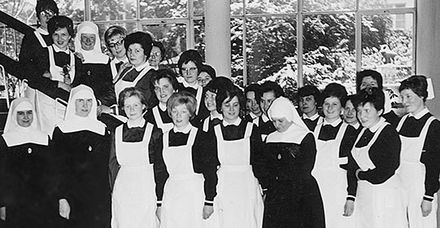 Examenskurs von Hannelore Trömer von 1963. Die Ordensschwester unten links ist Schulschwester Ilga Kneer, die 2. v. links die spätere Generaloberin und Marienhospital-Oberin Sr. Adeltrudis Klink. Oben 3. v. links: Sr. M. Ulphina Seibold, damalige Oberin