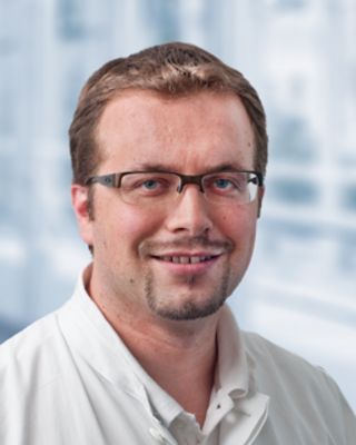 Daniel Haug, Oberarzt der Klinik für Hand-, Mikro- und Rekonstruktive Brustchirurgie am Marienhospital Stuttgart