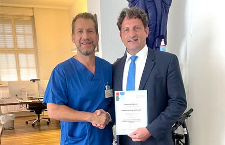 Prof. Dr. René Schmidt (rechts) gemeinsam mit Prof. Dr. Dr. Kai Zacharowski, dem Vorsitzenden der FESAIC-Kommission und ehemaligen Präsidenten der European Society of Anaesthesiology and Intensive Care