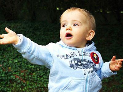 Singendes und tanzendes Kleinkind