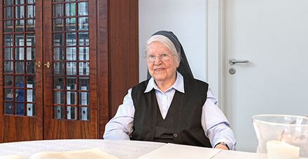 Das hochbetagte &bdquo;Geburtstagskind&ldquo;: Schwester Herlinde Specht