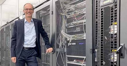 IT­-Chef S. Rühle in einem der Rechen­zentren des Hauses