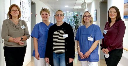 Martina Elser mit den onkologischen Fachpflegerinnen Franziska Scheuing, Susanne G&uuml;tler, Tina Wagner und Marija Spildener (von links)