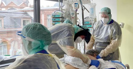 Ein Patient wird auf der Corona-Intensivstation in die Bauchlage gewendet