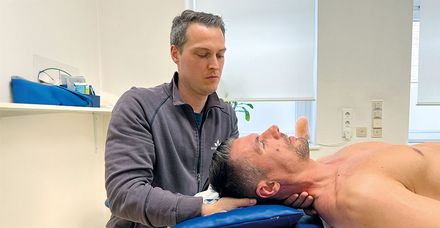 Polizeipilot Philipp Z&uuml;rn wird individuell physiotherapeutisch unterst&uuml;tzt
