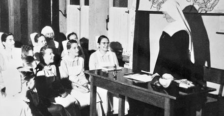 Unterricht in der Krankenpflegeschule 1956: Schwester M. Ulphina Seibold (rechts) war 1949–1961 Schulschwester