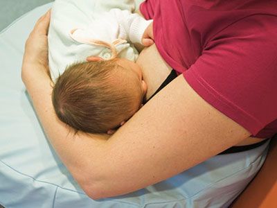 Eine Mutter stillt ihr Baby