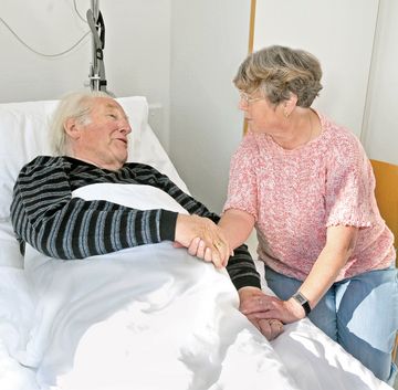 Sitzwache am Bett eines Kranken