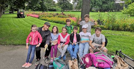 Ausflug in die Wilhelma: Nick Lauria (2.v.l.) ist verantwortliche &shy;p&auml;dagogische Fachkraft in der Ferienbetreuung am Marienhospital Stuttgart