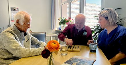 Sozialer Austausch wird gef&ouml;rdert: Im &bdquo;Wohnzimmer&ldquo; der geriatrischen Station k&ouml;nnen die Mahlzeiten gemeinsam eingenommen und zusammen gespielt werden