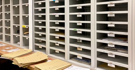 In der Poststelle wird die komplette Eingangs- und Ausgangspost bearbeitet