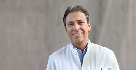 Privatdozent Dr. med. Manfred Hofmann, &Auml;rztlicher Direktor der Klinik f&uuml;r Gyn&auml;kologie und Geburtshilfe, leitet das interdisziplin&auml;re Brustzentrum am Haus